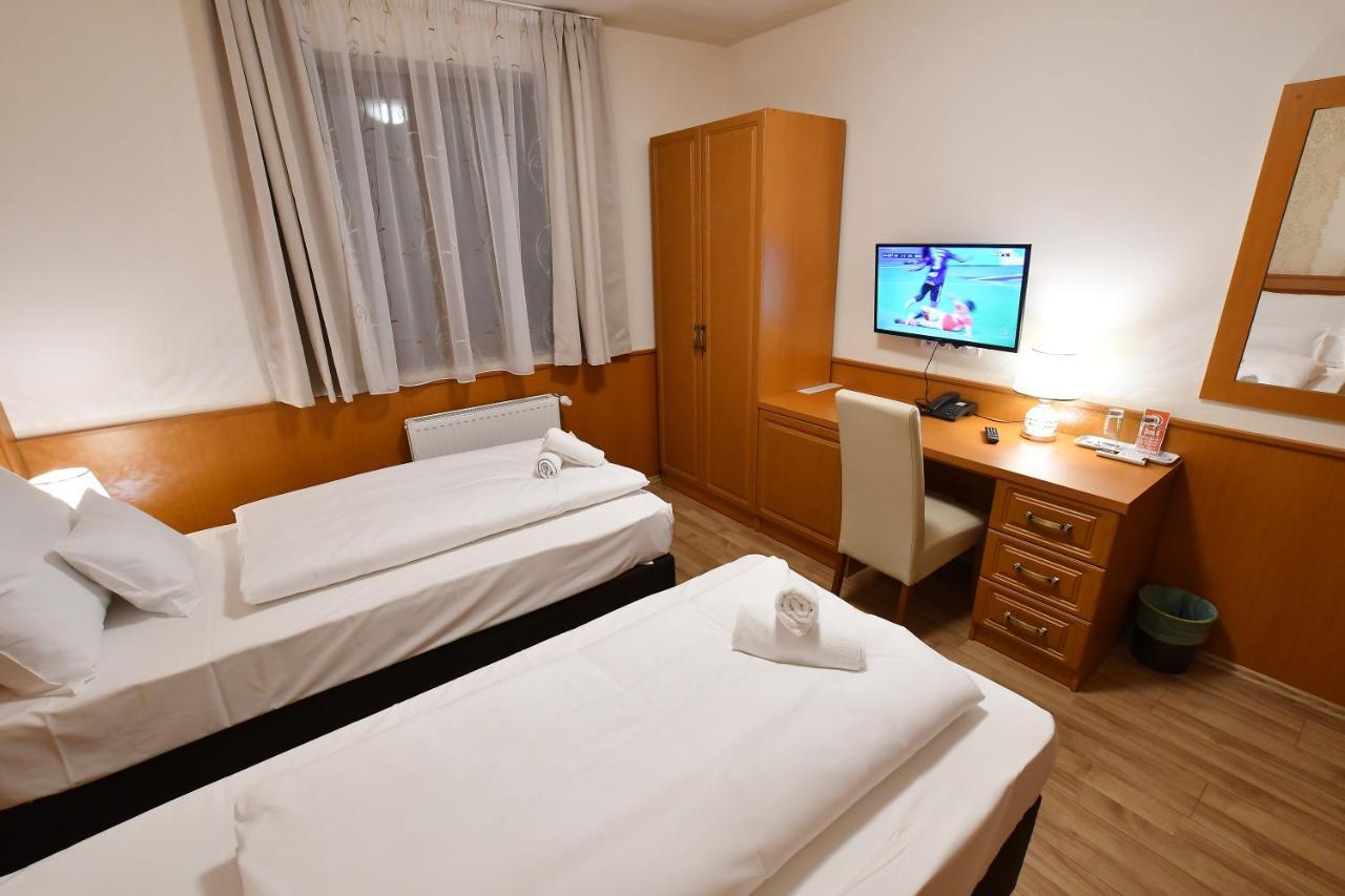 Hotel Barbakan Печ Екстер'єр фото