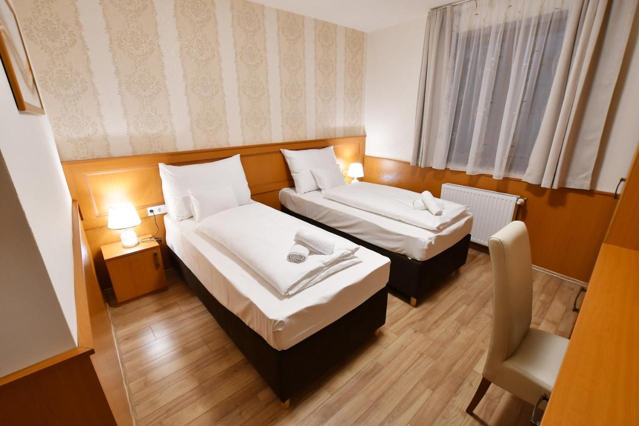 Hotel Barbakan Печ Екстер'єр фото