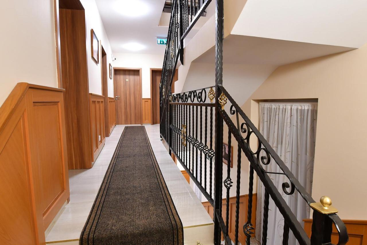 Hotel Barbakan Печ Екстер'єр фото