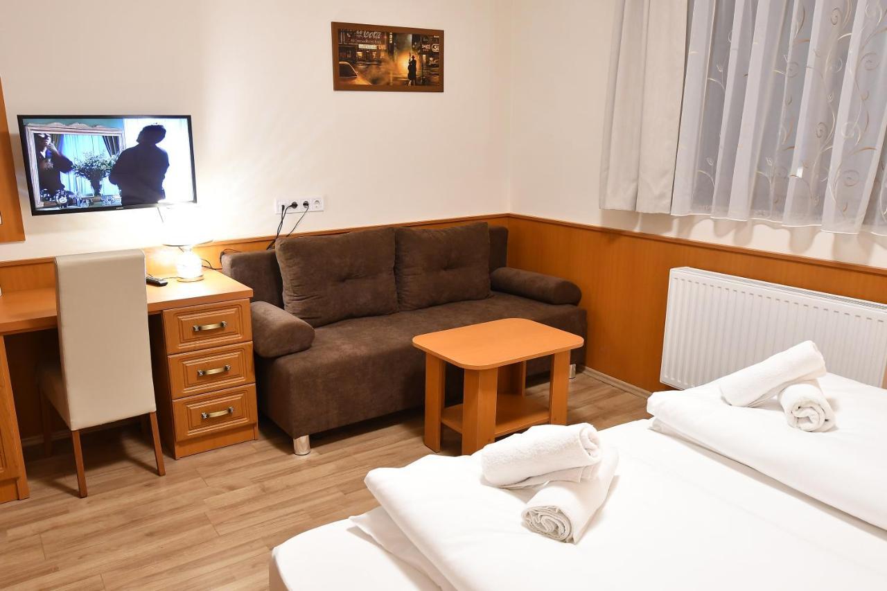 Hotel Barbakan Печ Екстер'єр фото