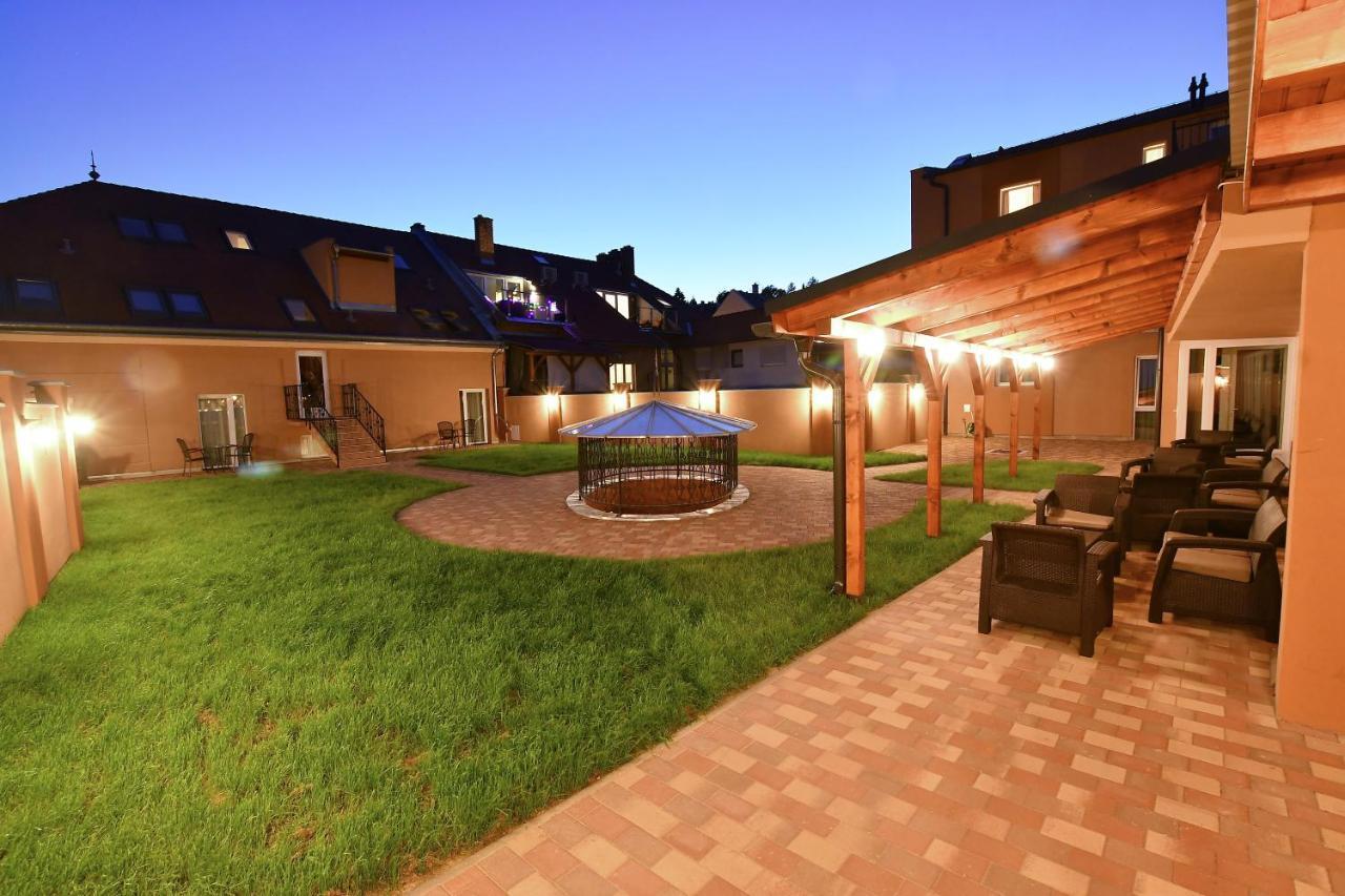 Hotel Barbakan Печ Екстер'єр фото
