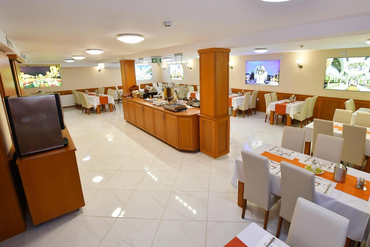 Hotel Barbakan Печ Екстер'єр фото