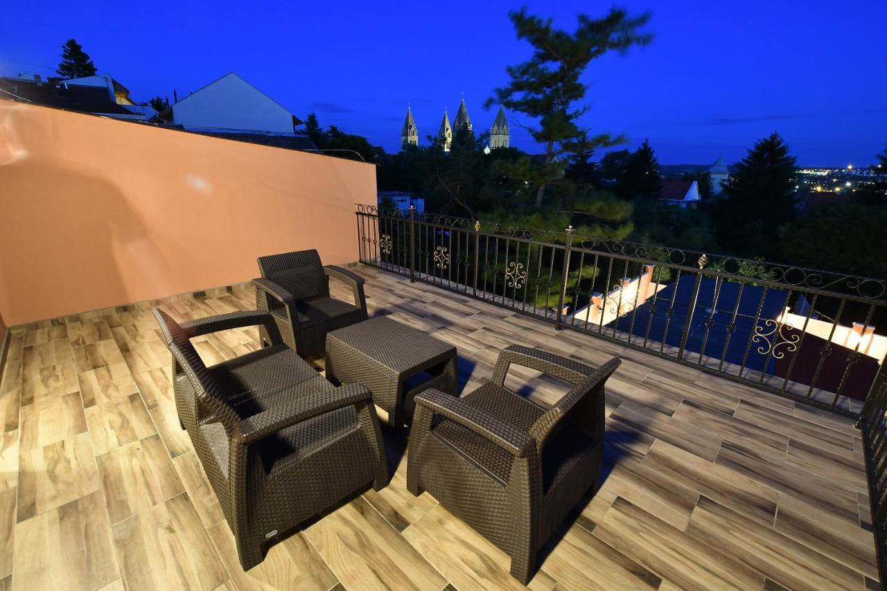 Hotel Barbakan Печ Екстер'єр фото