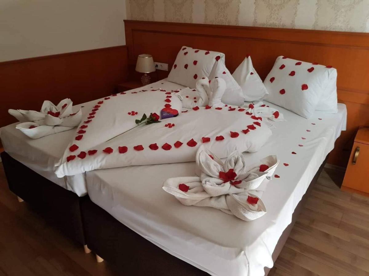 Hotel Barbakan Печ Екстер'єр фото