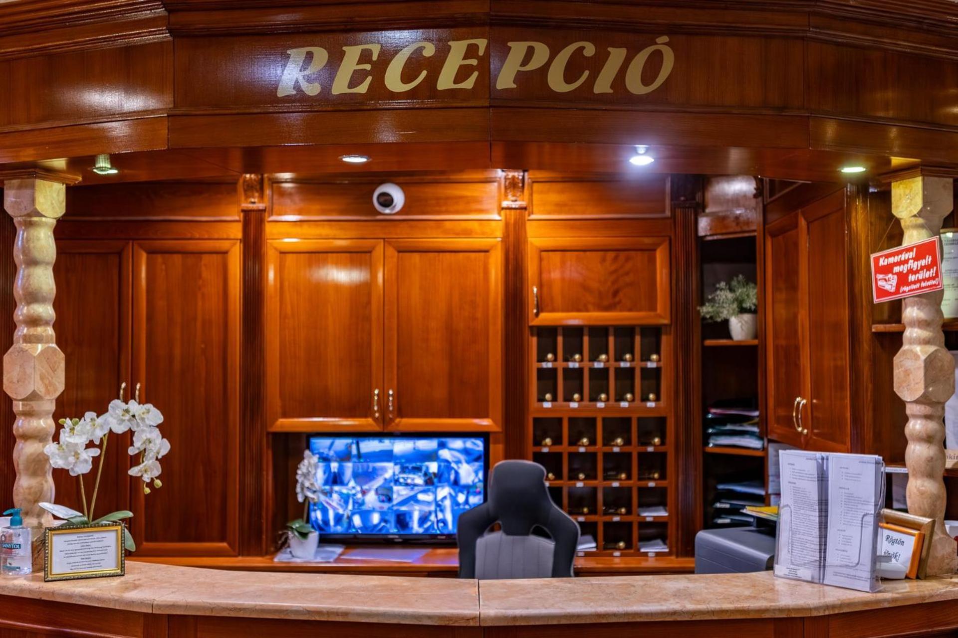 Hotel Barbakan Печ Екстер'єр фото