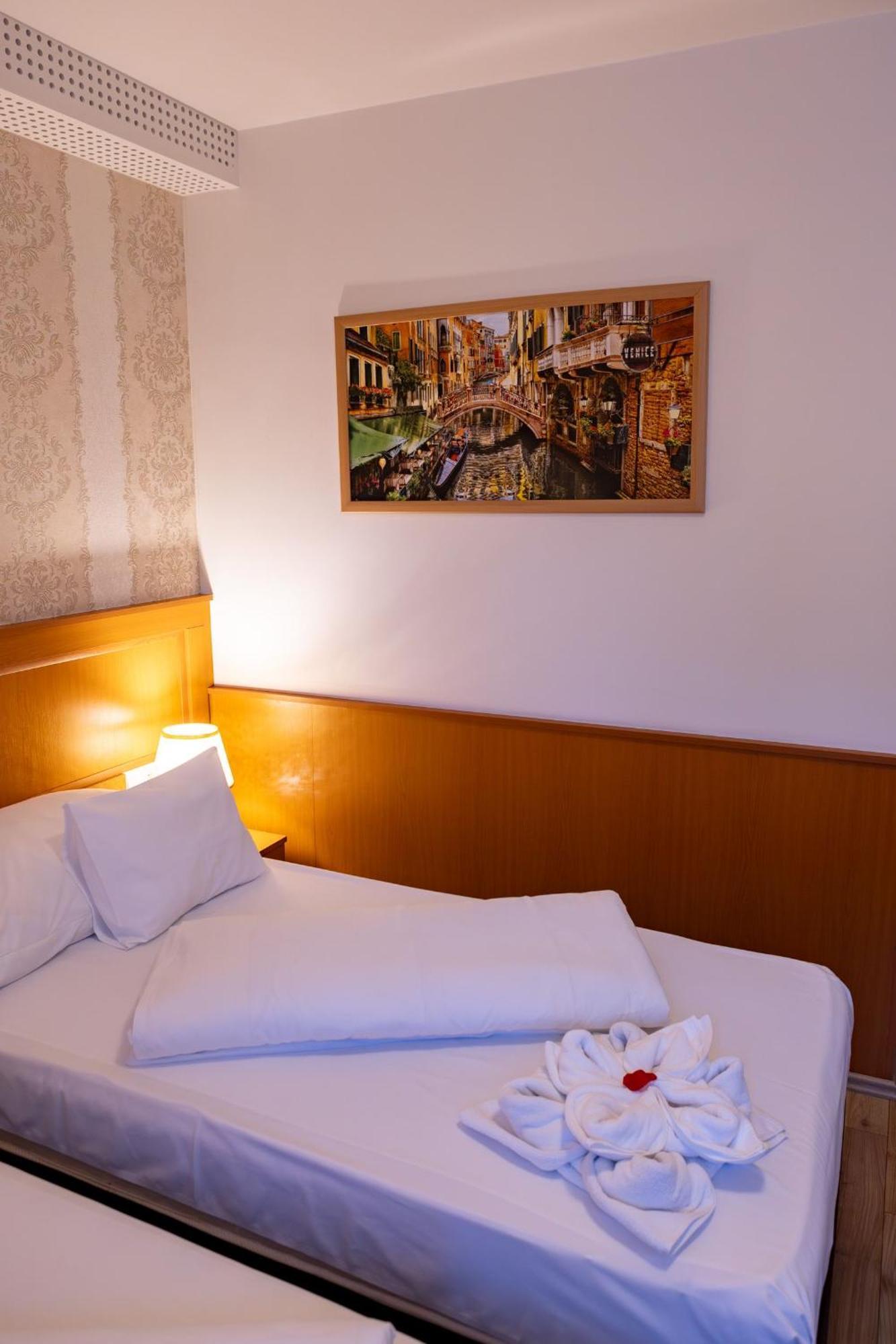 Hotel Barbakan Печ Екстер'єр фото