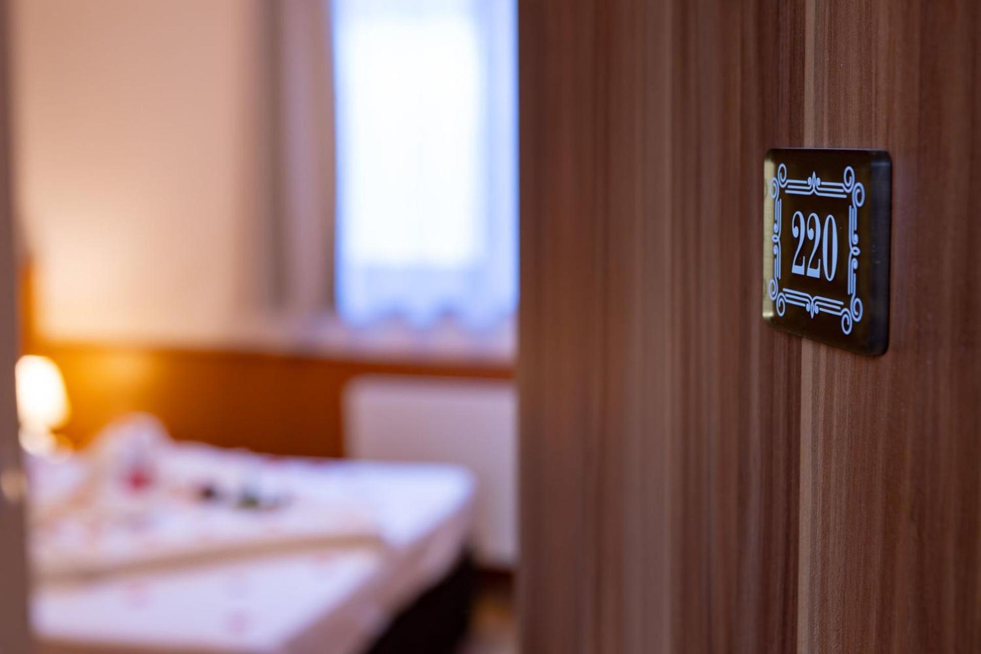 Hotel Barbakan Печ Екстер'єр фото