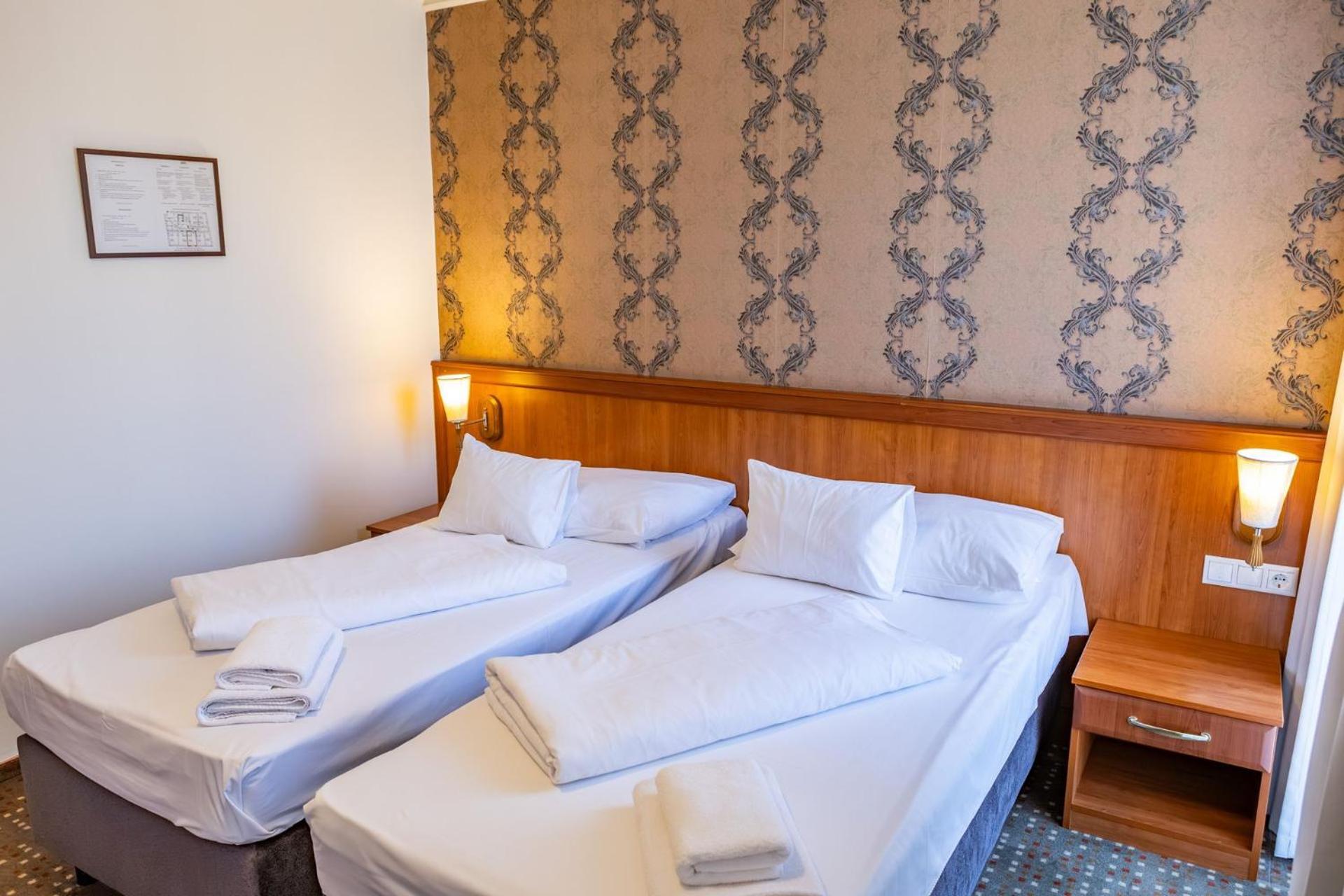 Hotel Barbakan Печ Екстер'єр фото