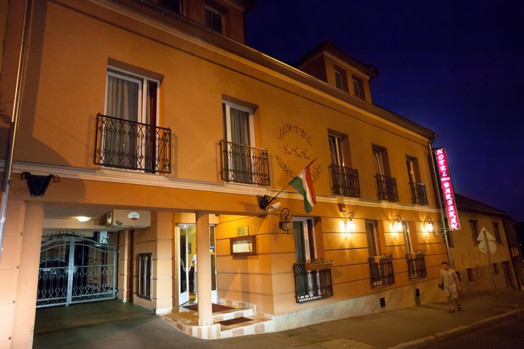Hotel Barbakan Печ Екстер'єр фото